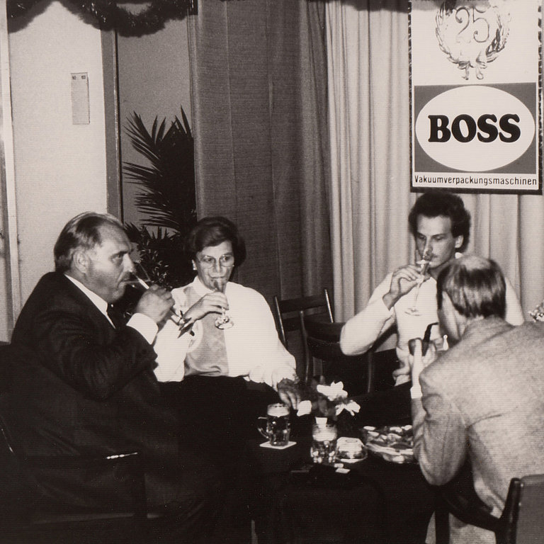 1984 25 jähriges Firmenjubiläum auf der IFFA, Frankfurt. Es feiern Helmut Boss, Christina Boss, Norbert Boss. 