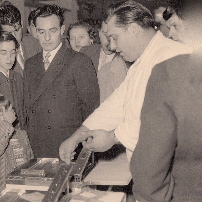 1959 Gründung der Firma Helmut Boss Entwicklung, Produktion und Verkauf kleiner Geräte für Metzgereien